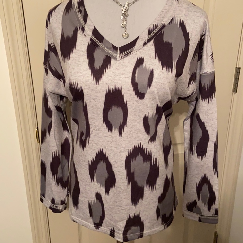 NWT Belinda V-neck Loose Fit Cheetah Print Top M